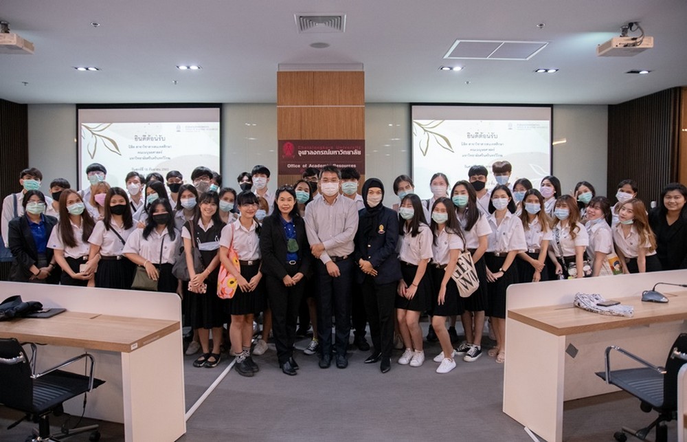 นิสิตระดับปริญญาตรี สาขาวิชาสารสนเทศศึกษา คณะมนุษยศาสตร์ มหาวิทยาลัยศรีนครินทรวิโรฒ  ศึกษาดูงานบริการของห้องสมุด